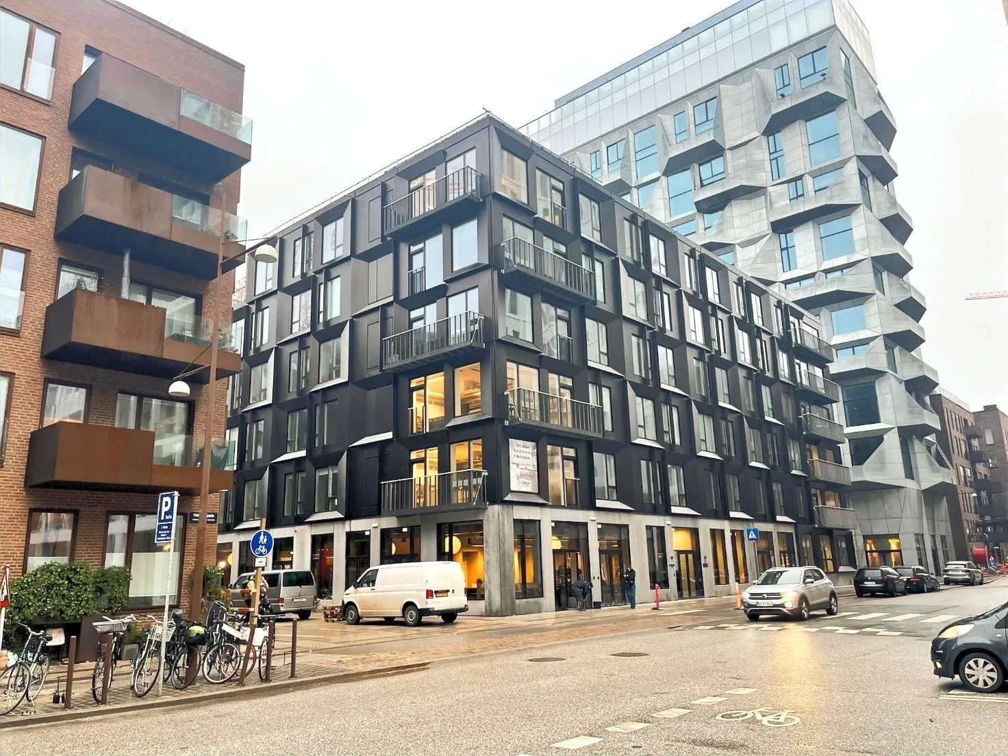 Koka karkasa mājas montāža būvlaukumā